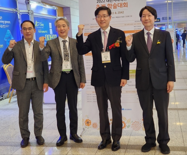 (왼쪽부터) 임재성 홍보이사, 박기형 기획이사, 양동원 이사장, 송홍기 회장